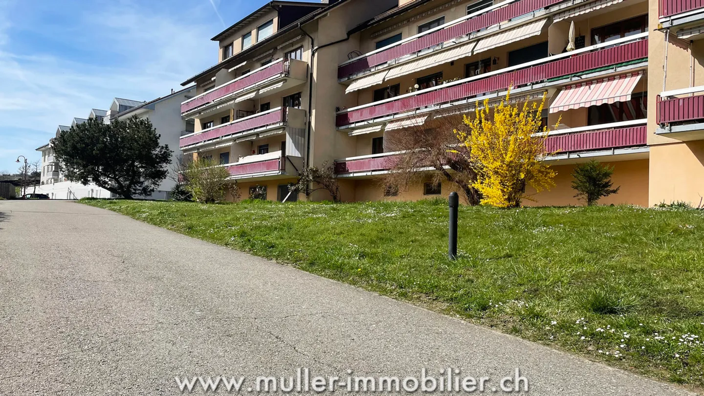 Atypical duplex with balcony, away from traffic and close to amenities - Photo 11 of 12