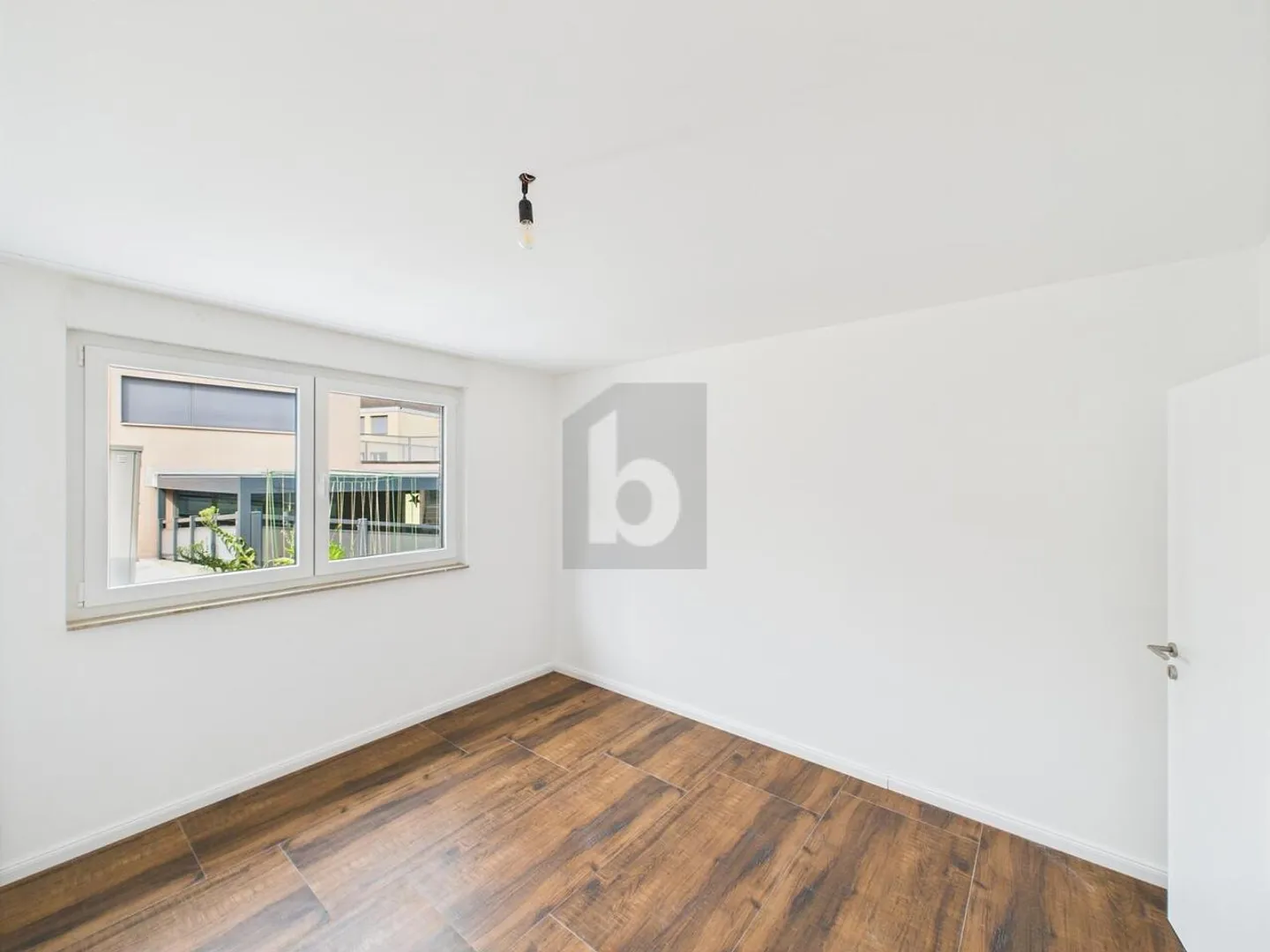 FIRST OCCUPANCY - MODERN AND COZY WITH GARDEN - Photo 5 of 6