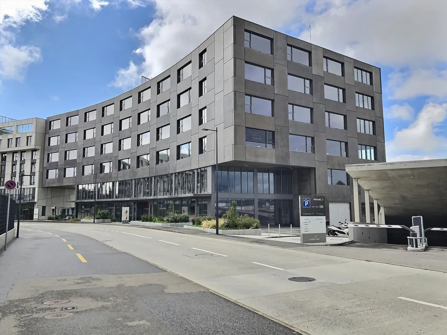 Mixed-use spaces for rent in a new building at the train station - Photo 1 of 10