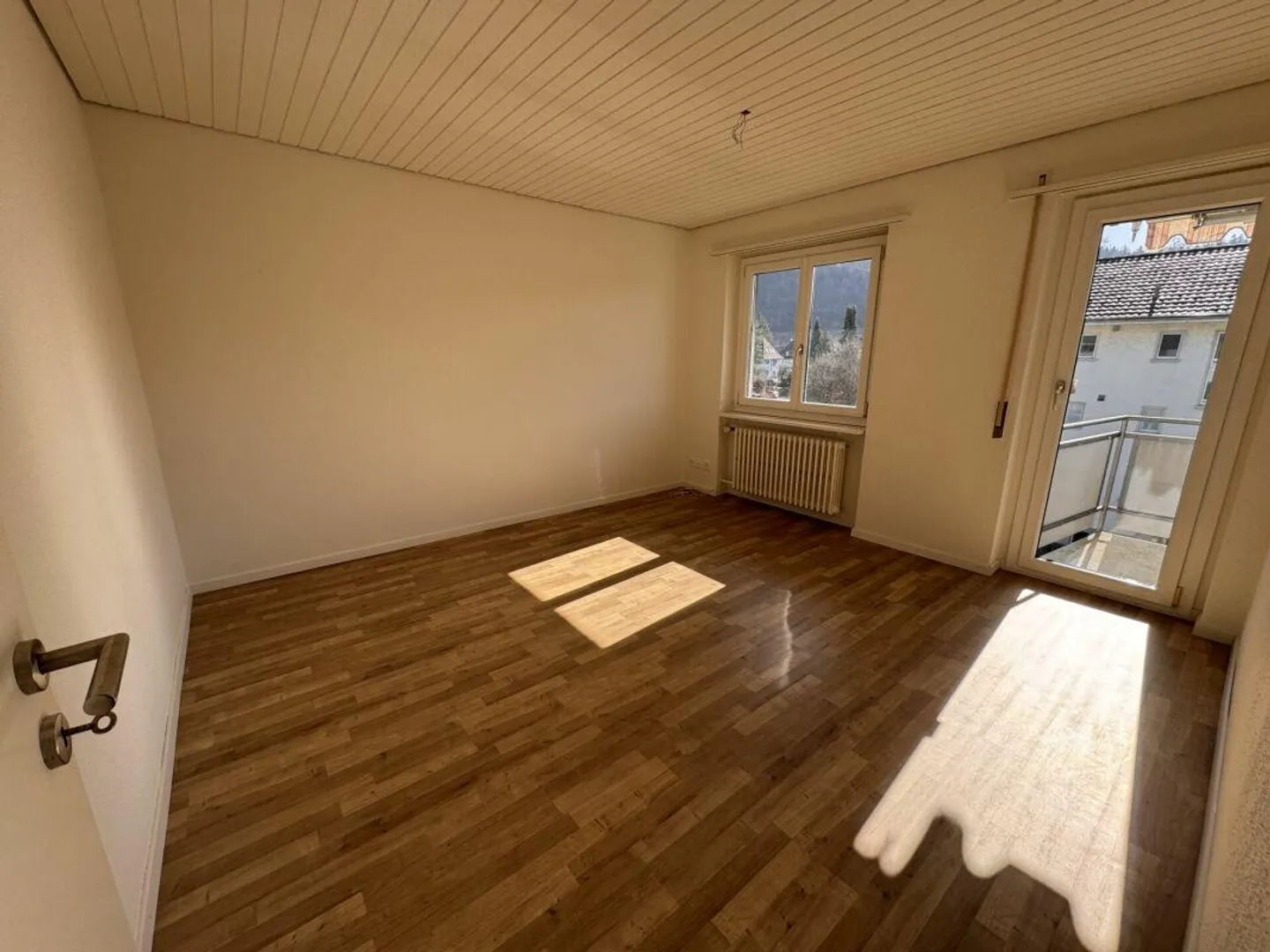 Appartement 4.0 pièces fraîchement rénové avec balcon - Photo 3 sur 5