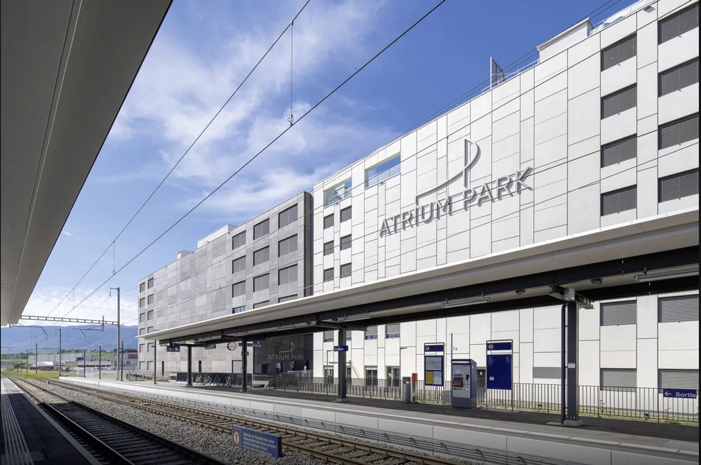 Mixed-use spaces for rent in a new building at the train station - Photo 3 of 10