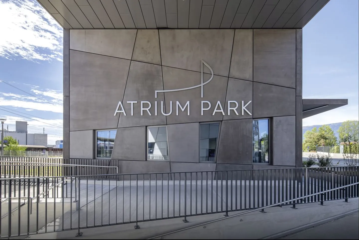 Mixed-use spaces for rent in a new building at the train station - Photo 4 of 10