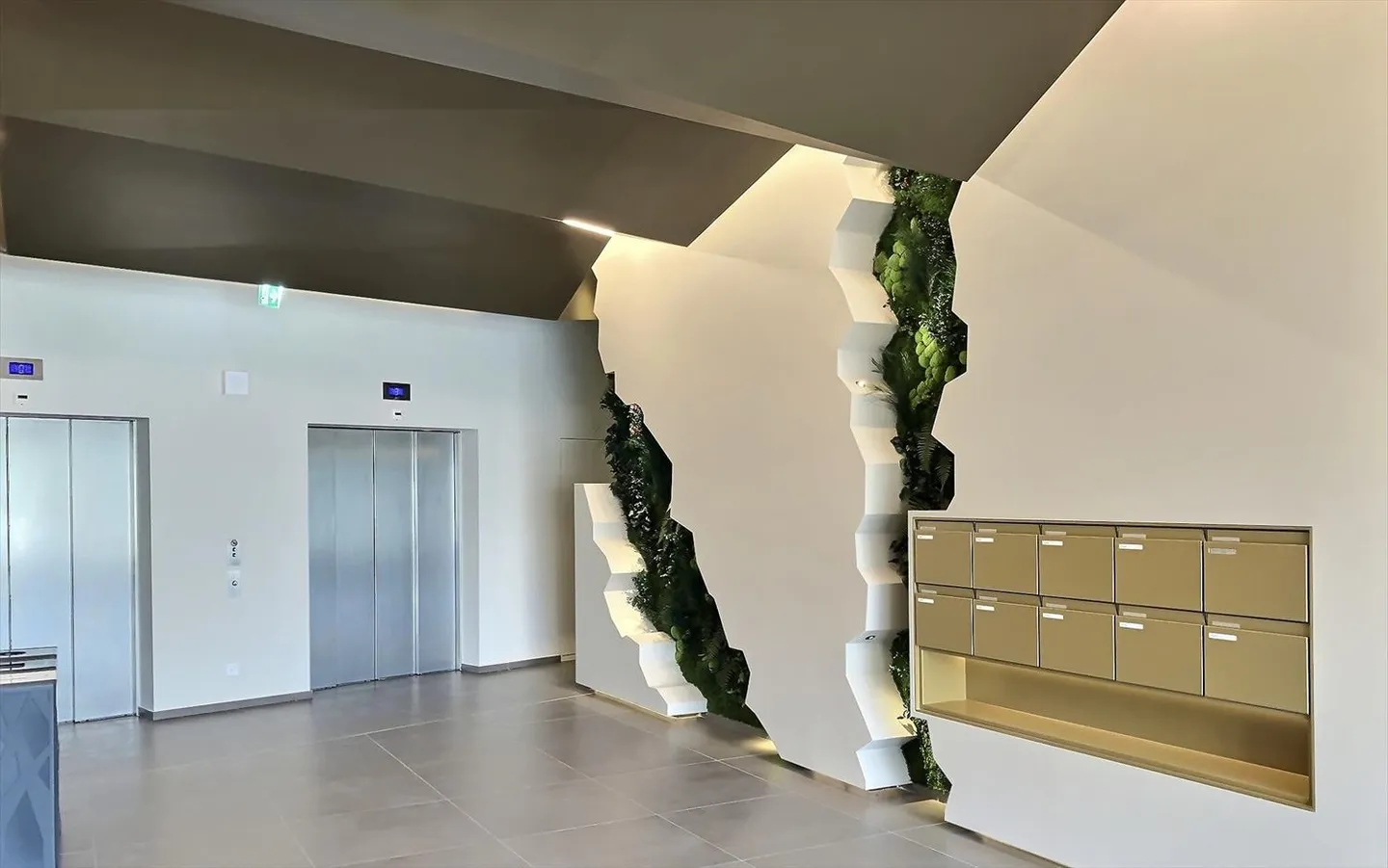 Mixed-use spaces for rent in a new building at the train station - Photo 5 of 10