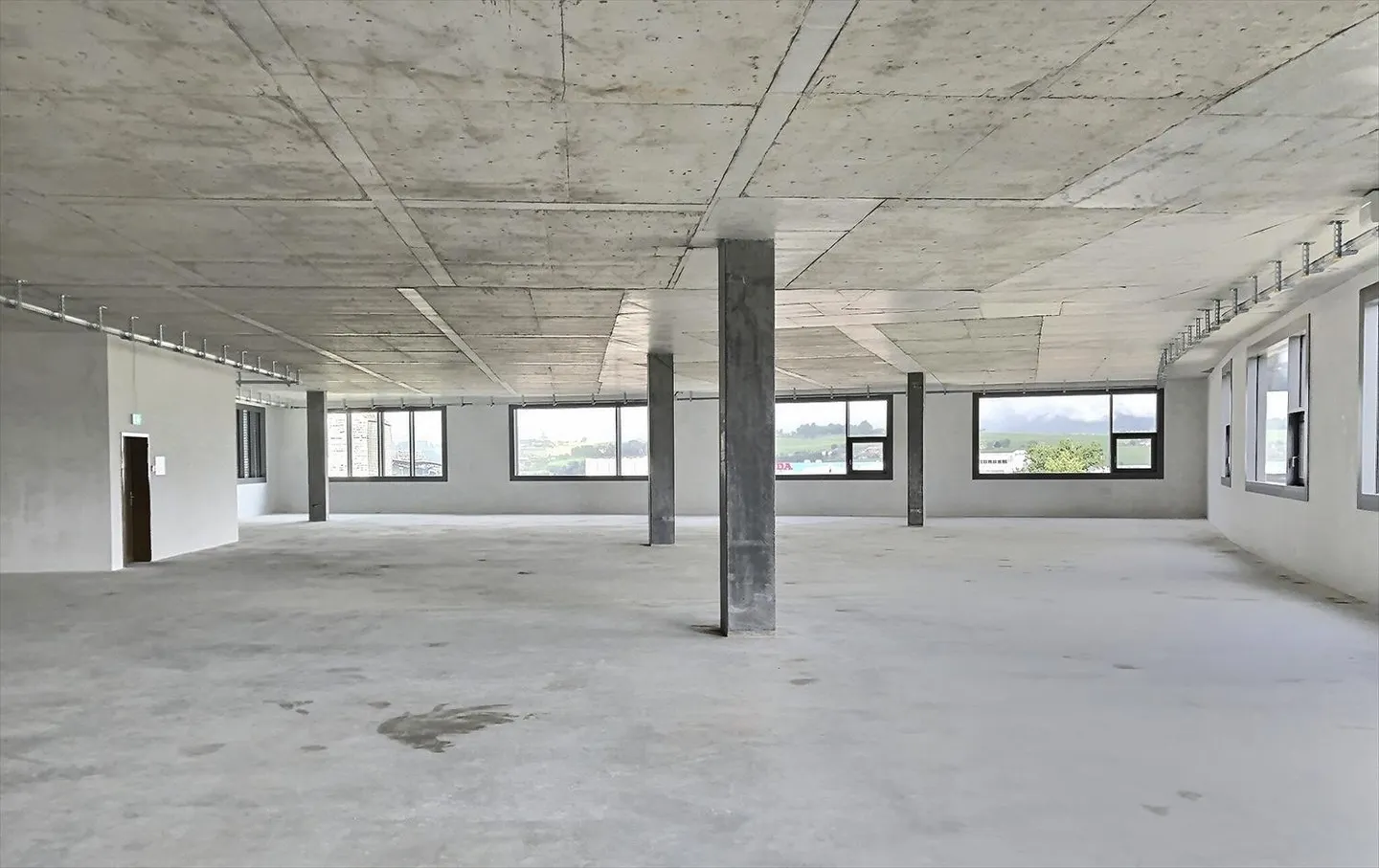 Mixed-use spaces for rent in a new building at the train station - Photo 7 of 10