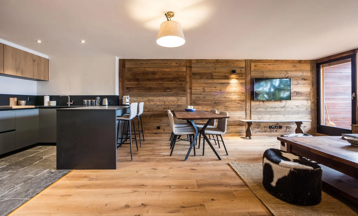 Magnificent 2-bedroom apartment in the center of Verbier with valley views - Photo 8 of 15
