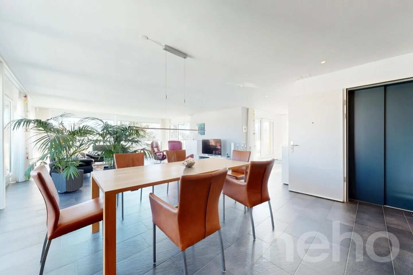 Spacious 5.5-room penthouse apartment with lift directly into the apartment - Photo 3 of 12