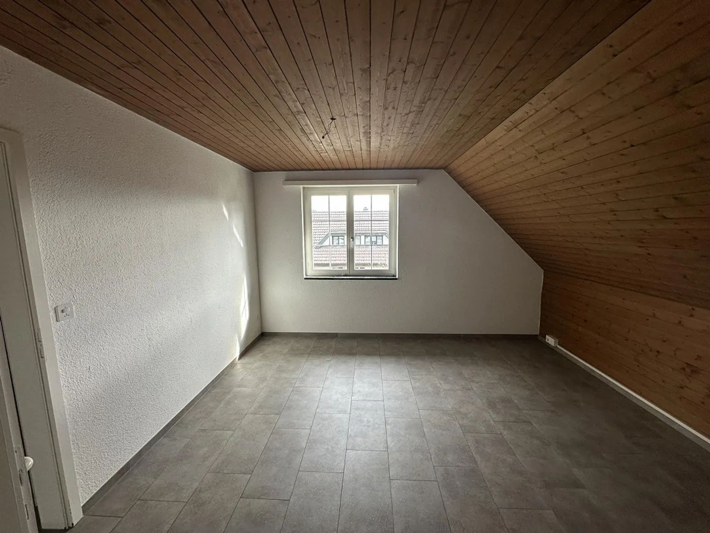 Appartamento mansardato di 3,5 stanze in affitto - Foto 2 di 7