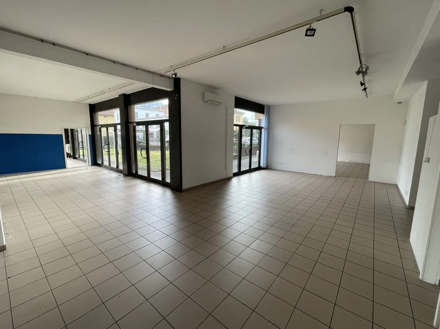 LARGE BUSINESS WITH SHOWROOMS IN A HIGH-TRAFFIC LOCATION - Photo 4 of 13