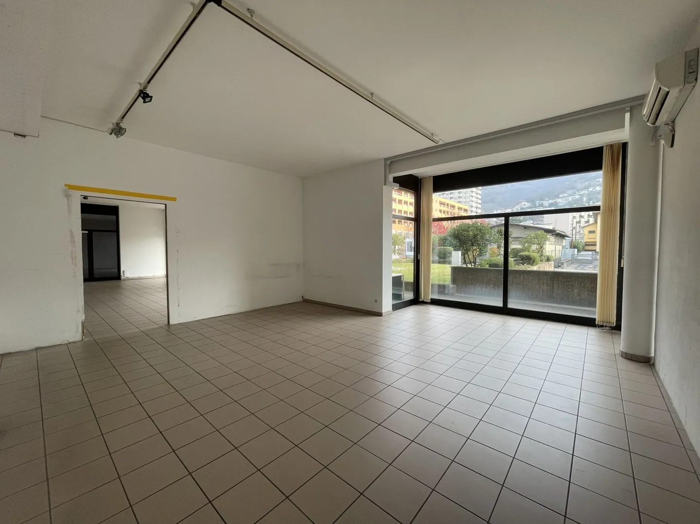 LARGE BUSINESS WITH SHOWROOMS IN A HIGH-TRAFFIC LOCATION - Photo 5 of 13