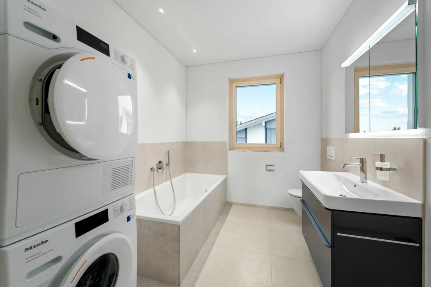 Luxury Apartments in a Quiet Single-Family Home Neighborhood - Photo 8 of 10