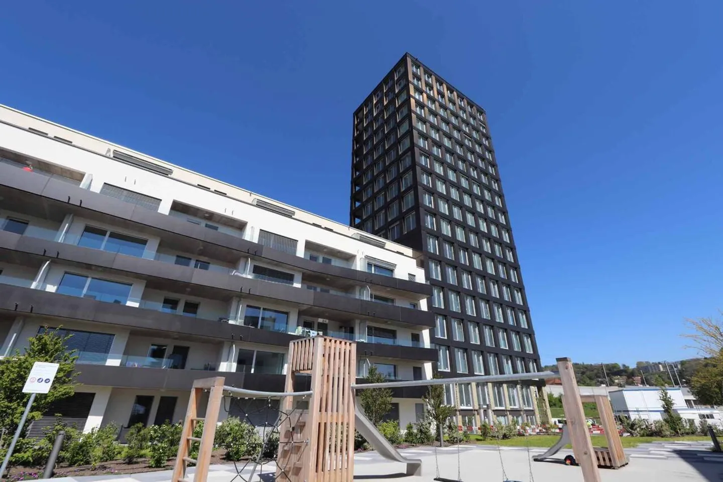 Bellissimo appartamento al 9° piano con vista sul lago di Neuchâtel e sul Giura - Foto 1 di 10