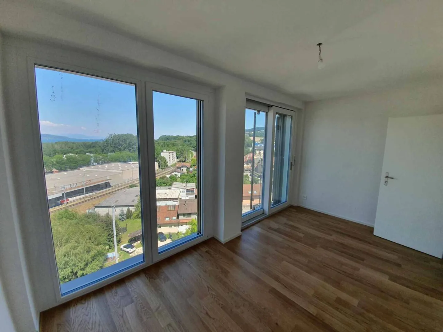 Bellissimo appartamento al 9° piano con vista sul lago di Neuchâtel e sul Giura - Foto 7 di 10