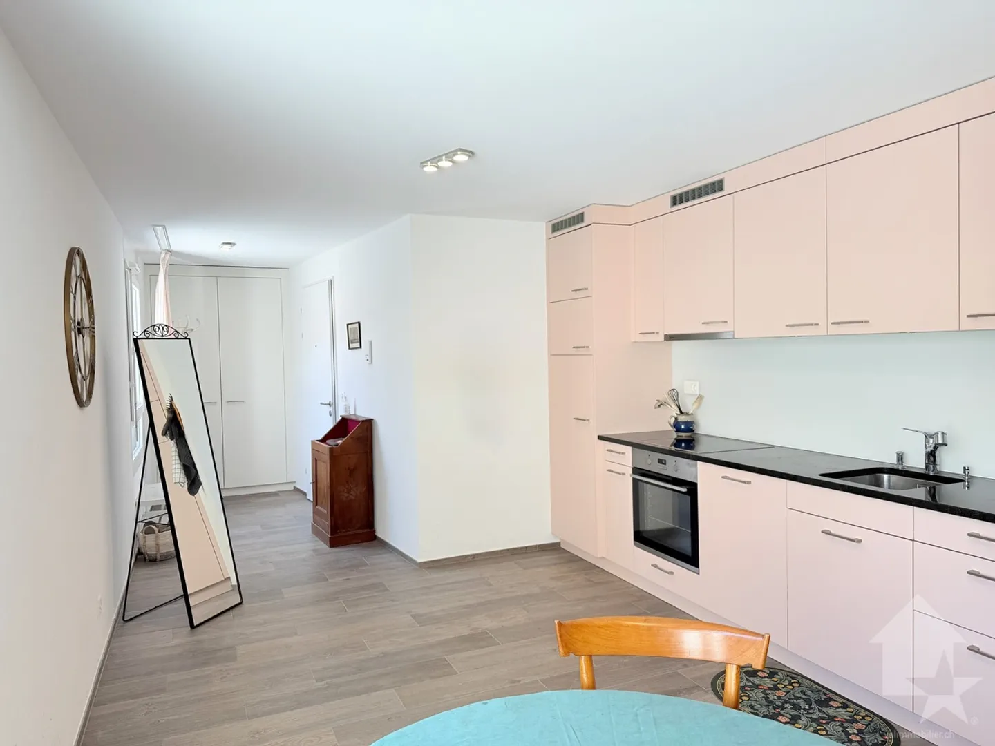 Pretty 2.5 rooms with parking in the city center! - Photo 1 of 20