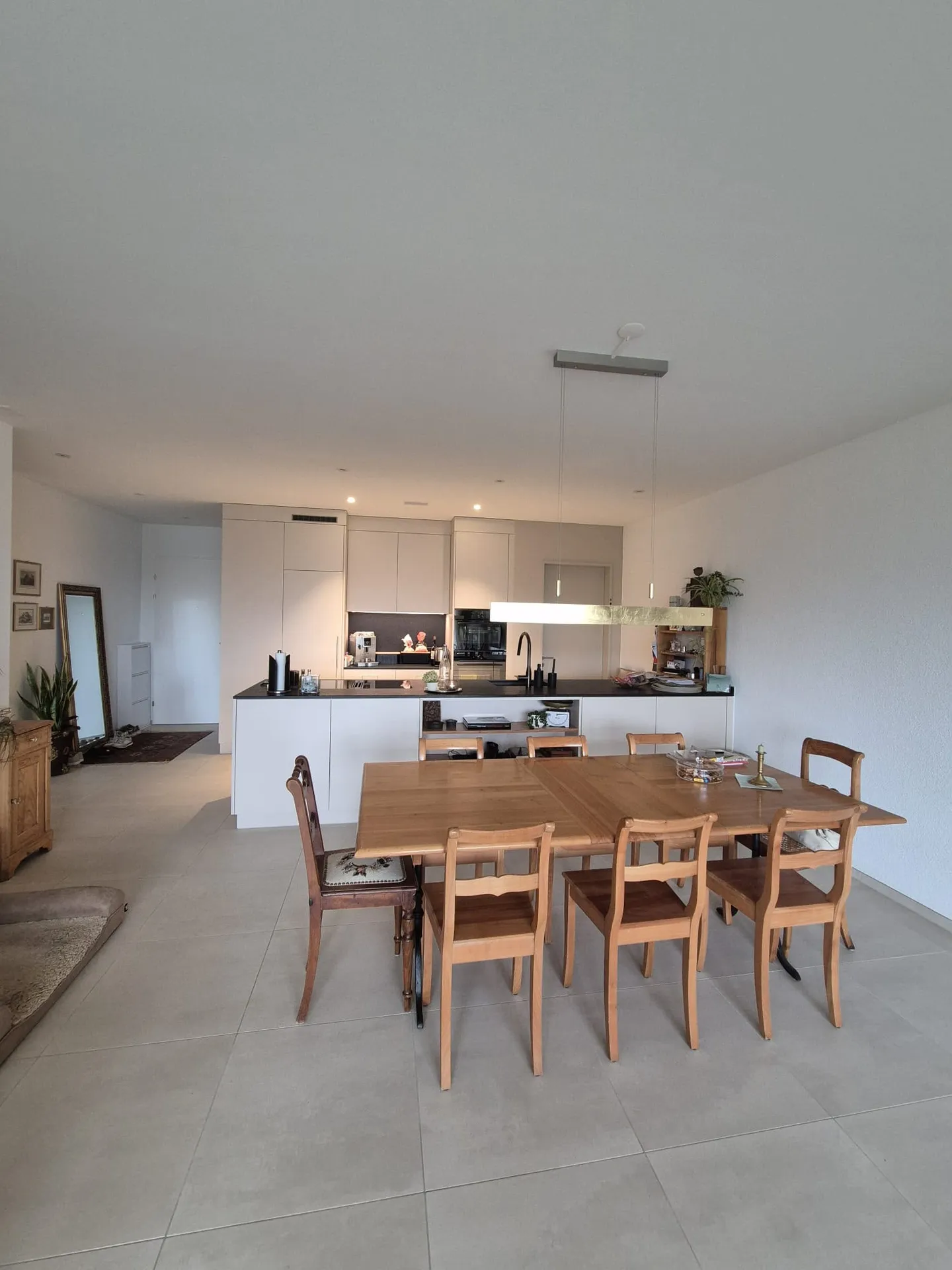 Appartamento moderno con balcone - Foto 1 di 9