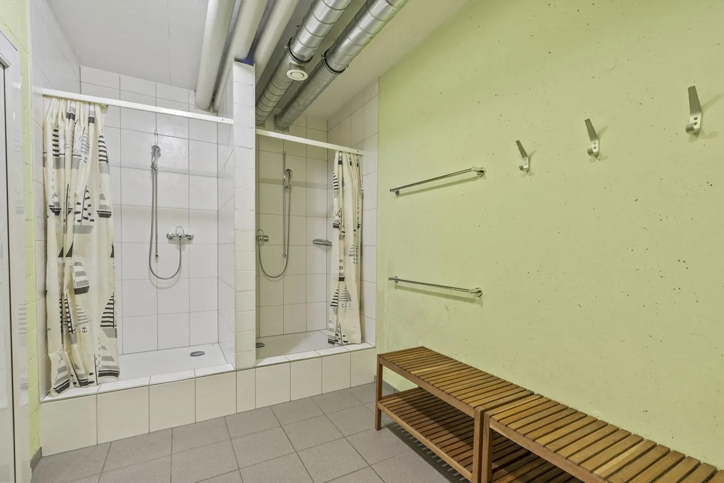"Mirror, mirror on the wall 167 m² great commercial space" - Photo 4 of 5