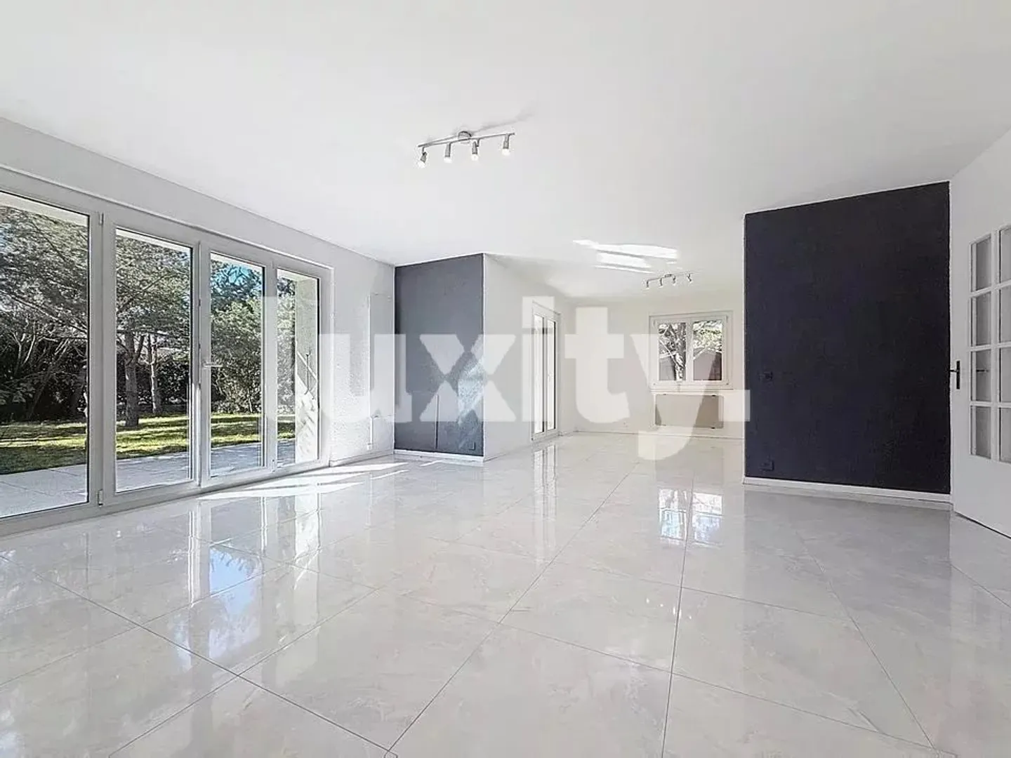Elegant villa with large garden and private studio, a haven of tranquility. - Photo 3 of 8