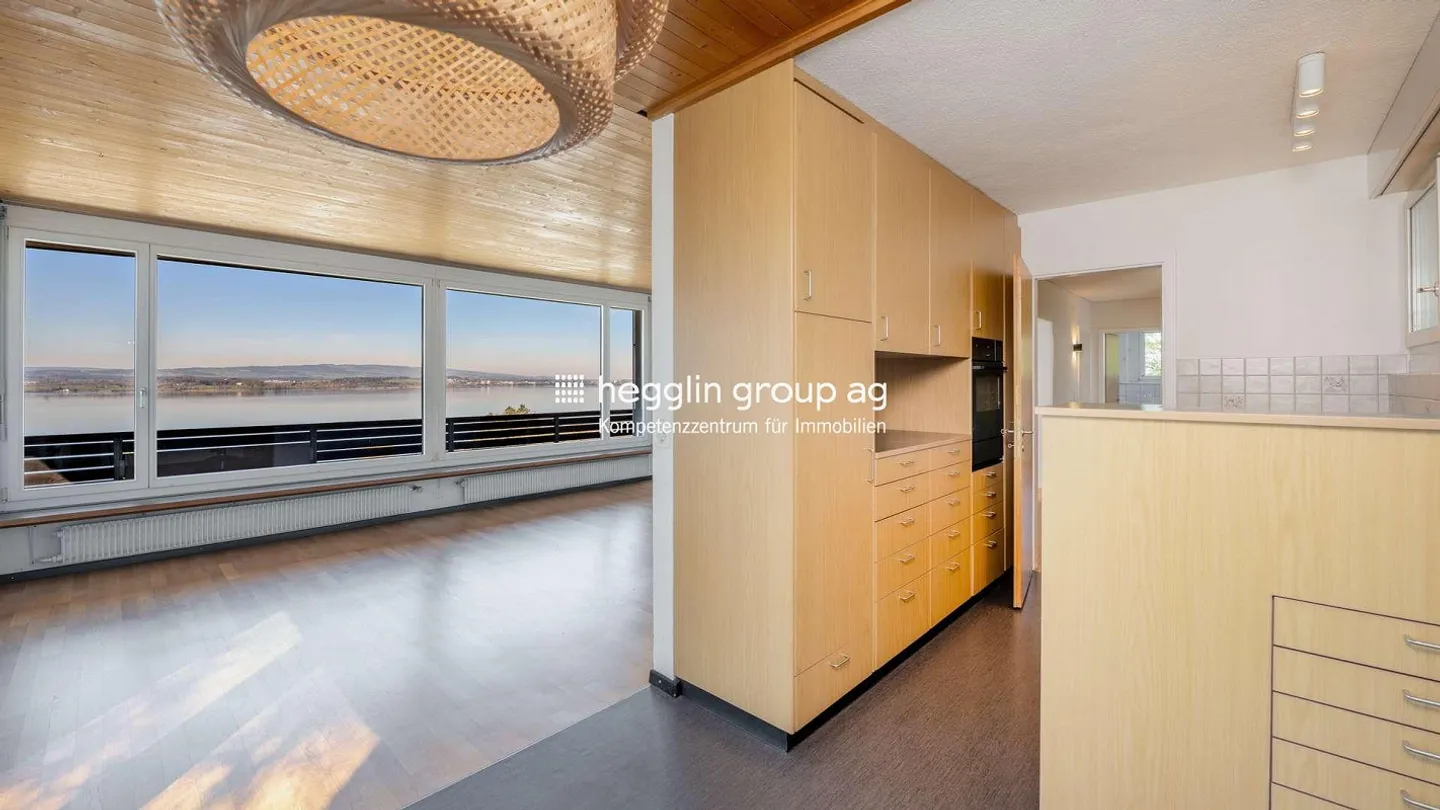 Stunning Detached House with Lake View - Photo 5 of 12