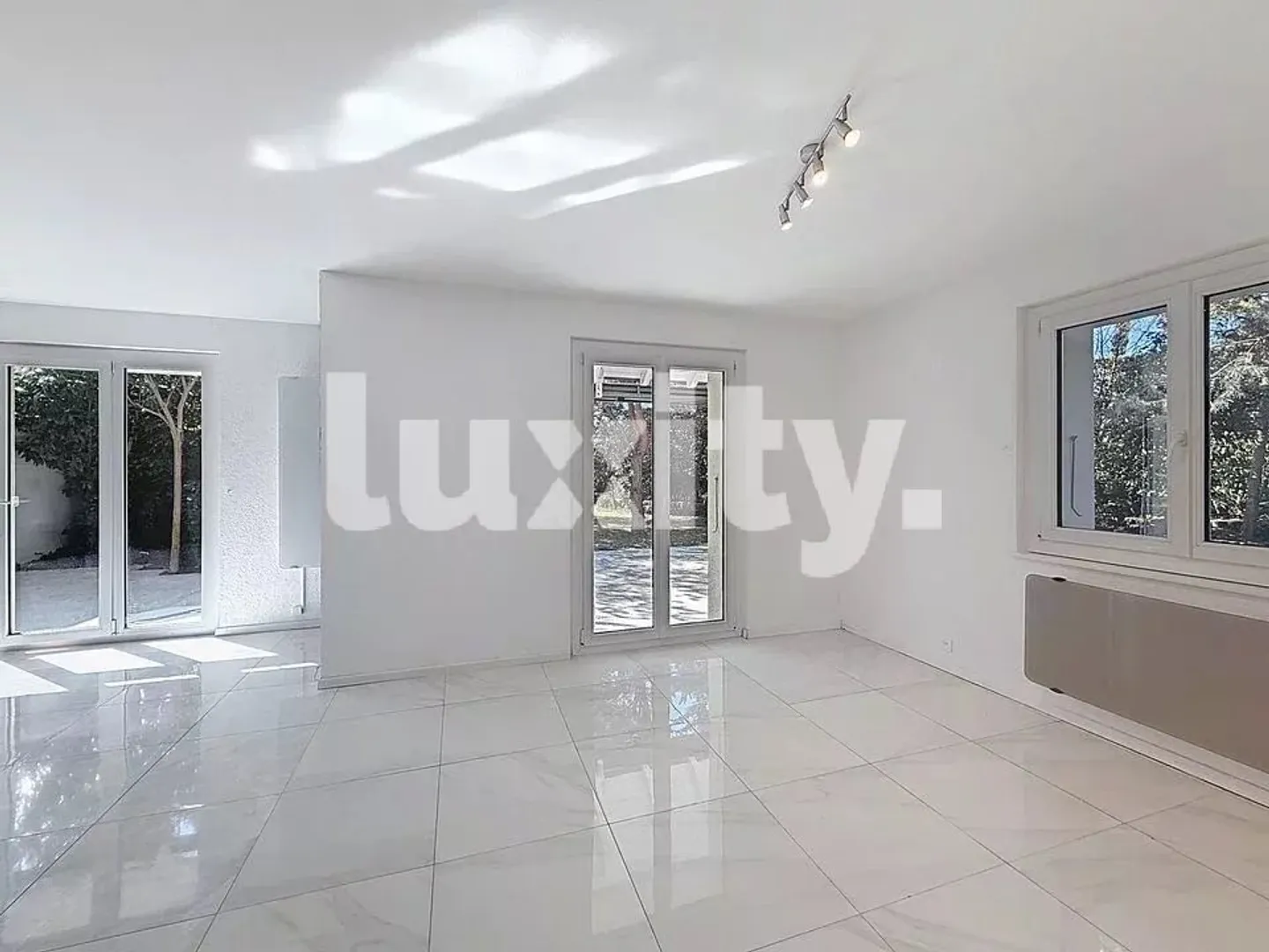 Elegant villa with large garden and private studio, a haven of tranquility. - Photo 4 of 8
