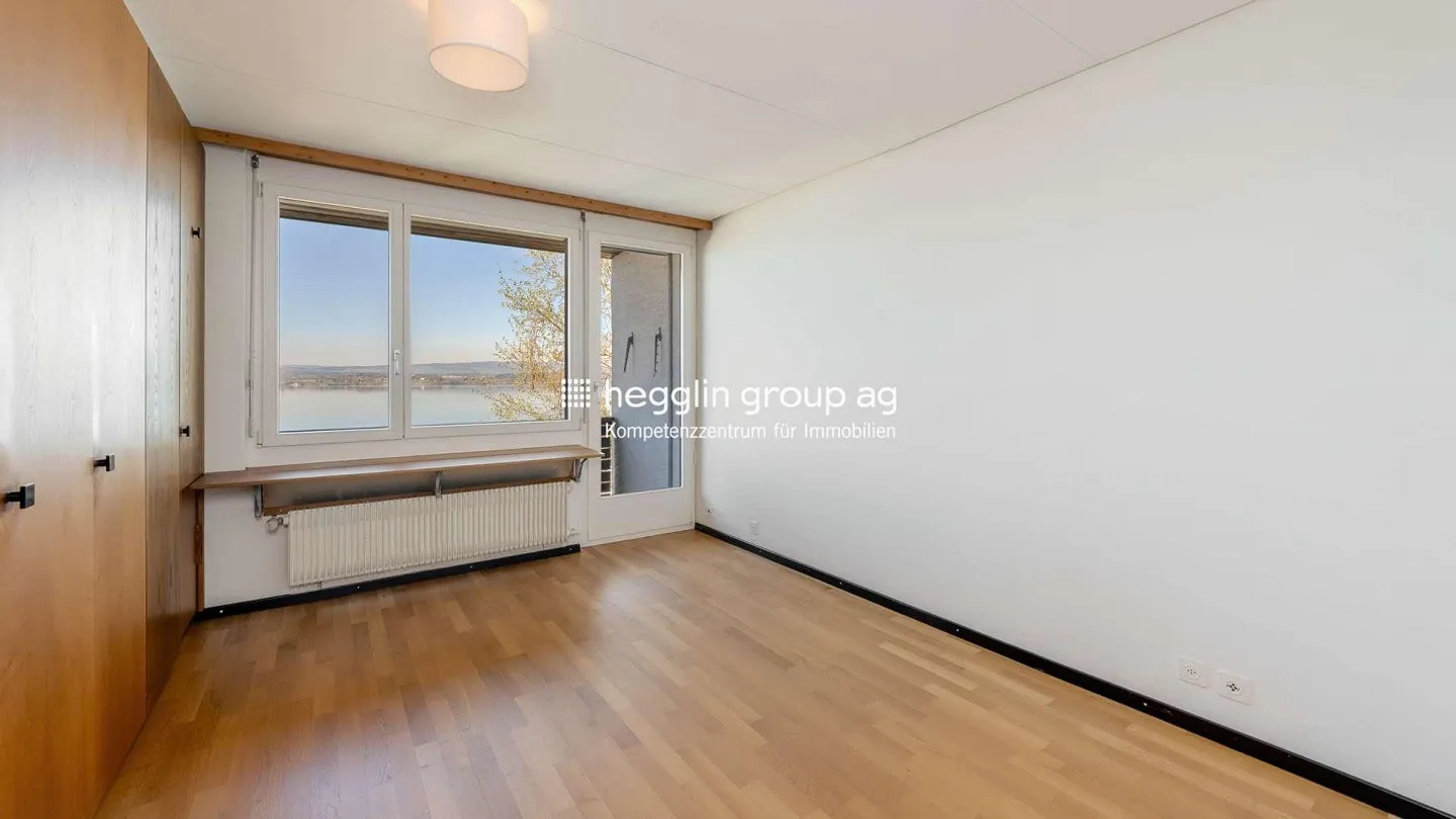 Stunning Detached House with Lake View - Photo 7 of 12