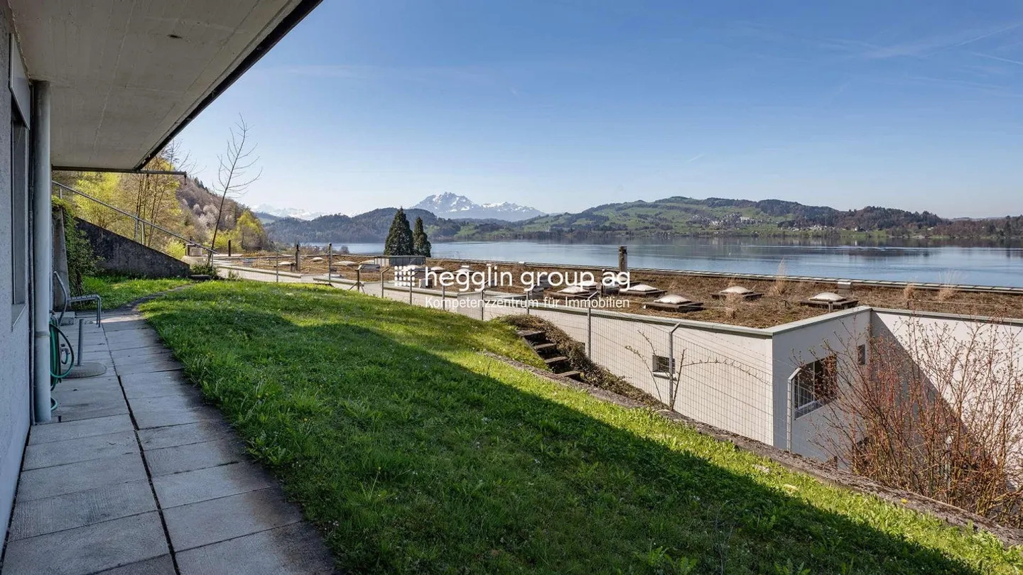 Stunning Detached House with Lake View - Photo 10 of 12