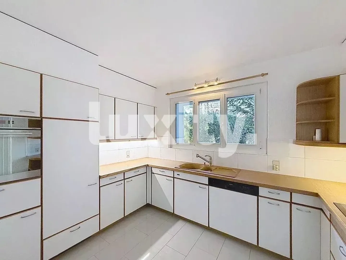 Elegant villa with large garden and private studio, a haven of tranquility. - Photo 5 of 8