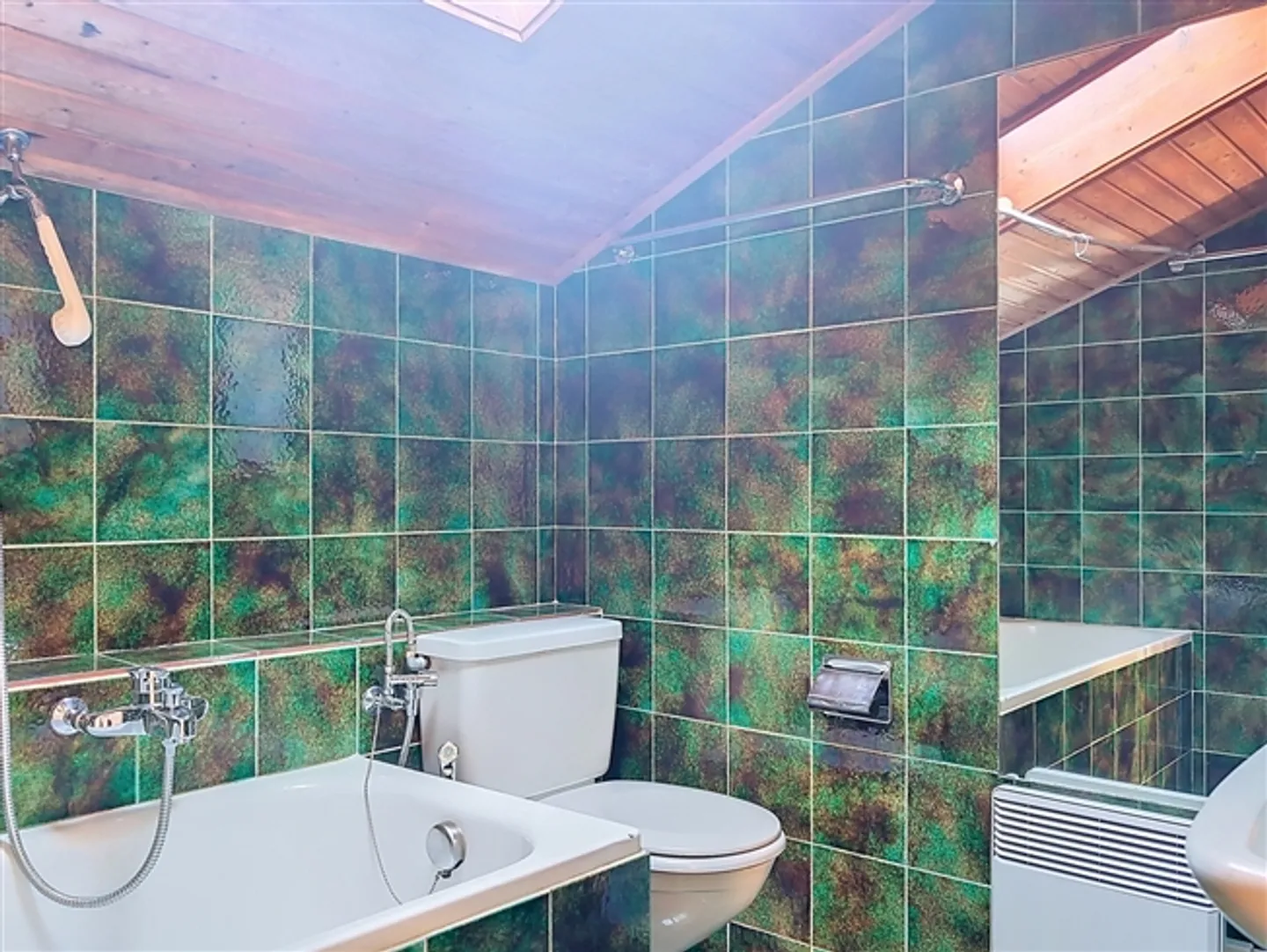 «Im Herzen des malerischen Dorfes Epesses gelegen, befindet sich dieses charmante Apartment in einem Teil eines authentischen Winzerhauses und bietet ein ruhiges und typisch lavaulyanisches Wohnumfeld.» - Foto 5 von 11