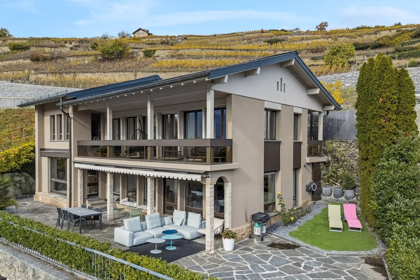 Vue sur les châteaux de Sion, au cœur de Gravelone. - Photo 1 sur 10