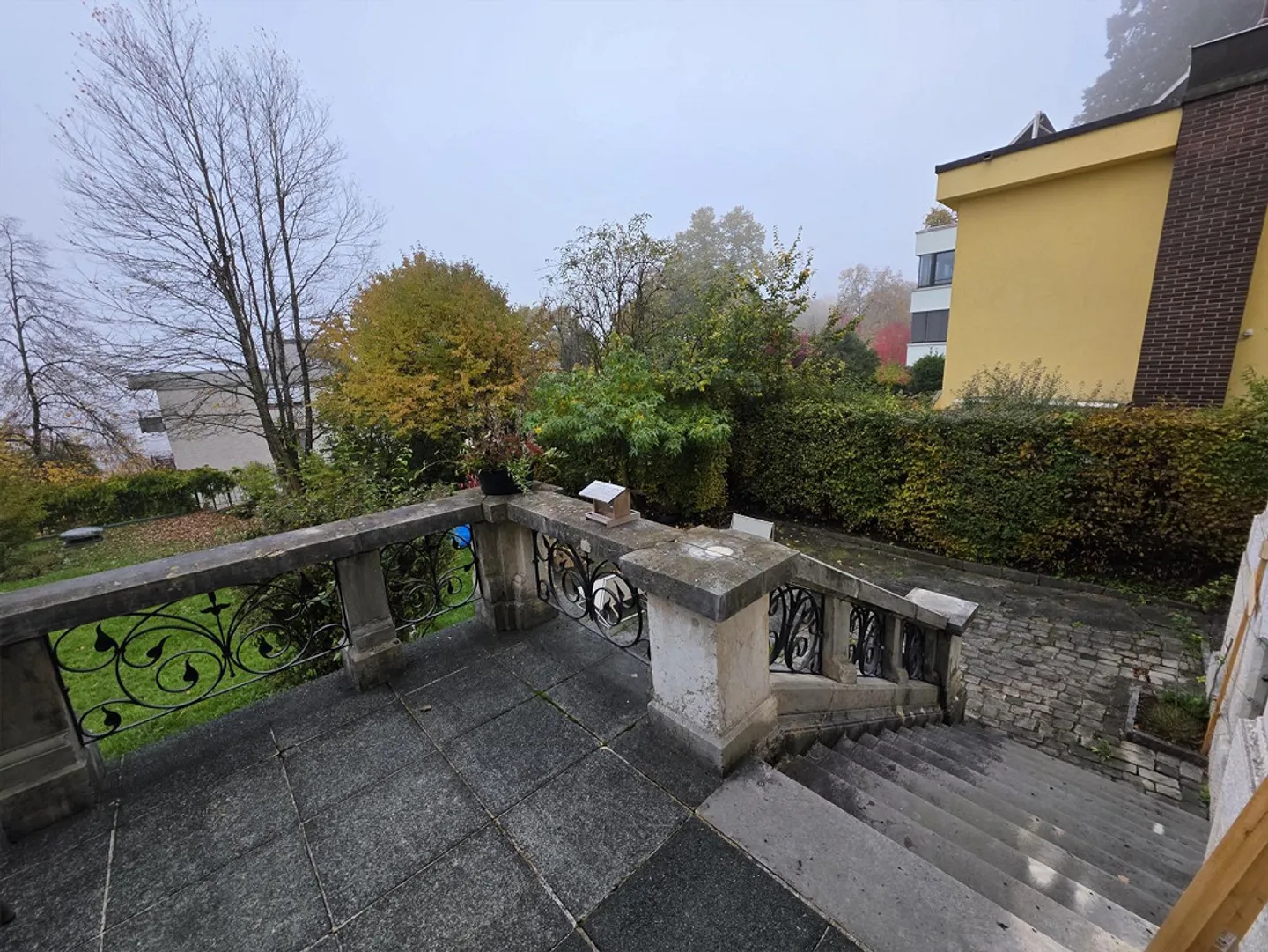 Spacious 5.5-room ground floor apartment with 120 m² terrace - Photo 2 of 9