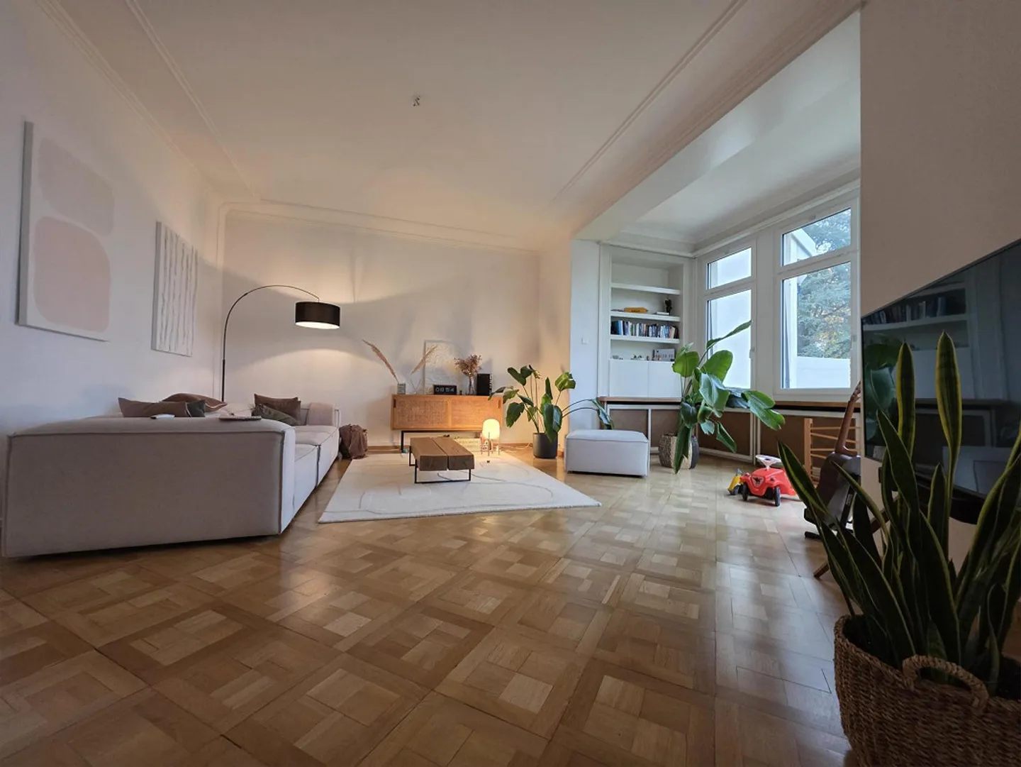 Spacious 5.5-room ground floor apartment with 120 m² terrace - Photo 5 of 9