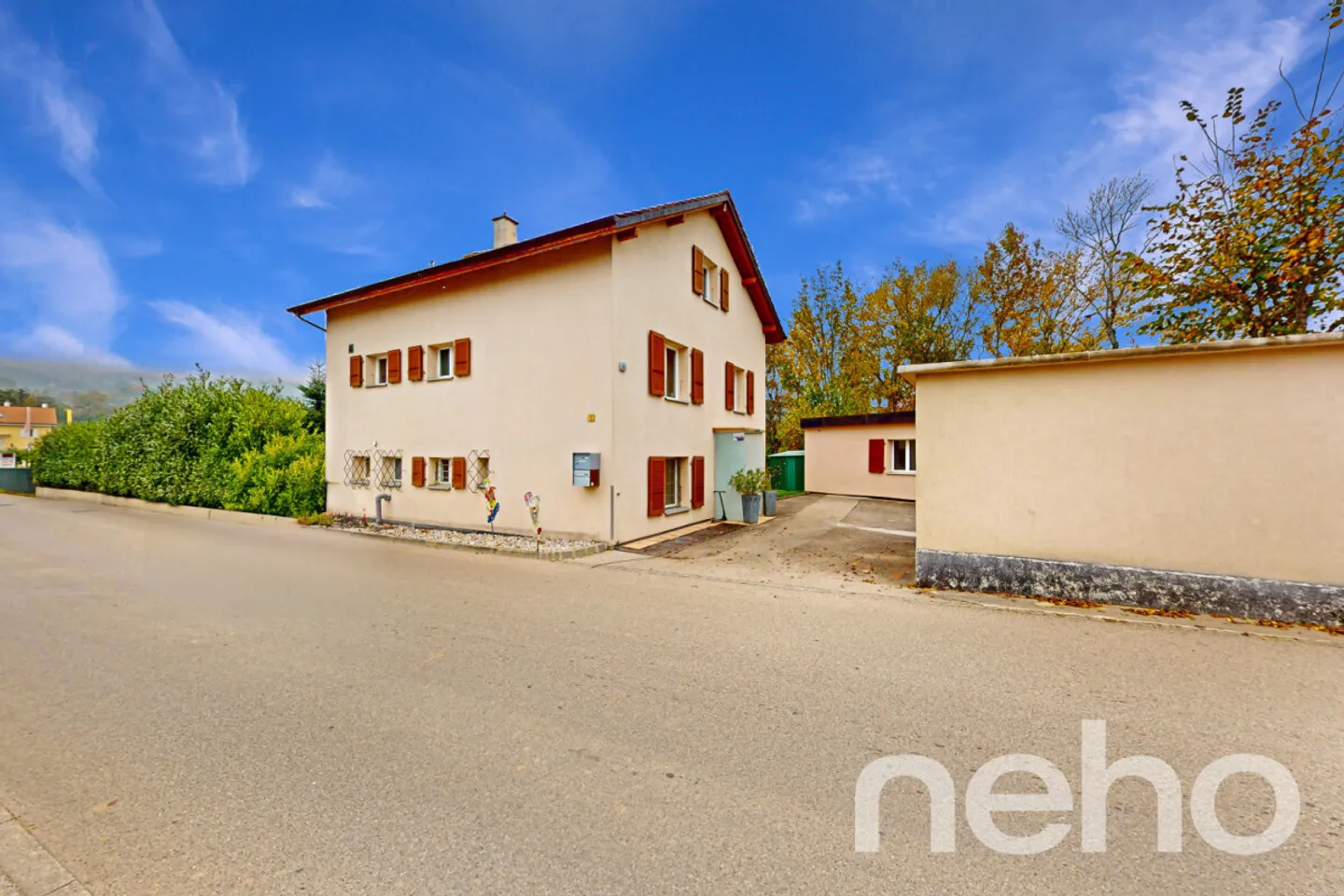 Casa unifamiliare con studio indipendente vicino alla stazione ferroviaria di Boudry! - Foto 2 di 13