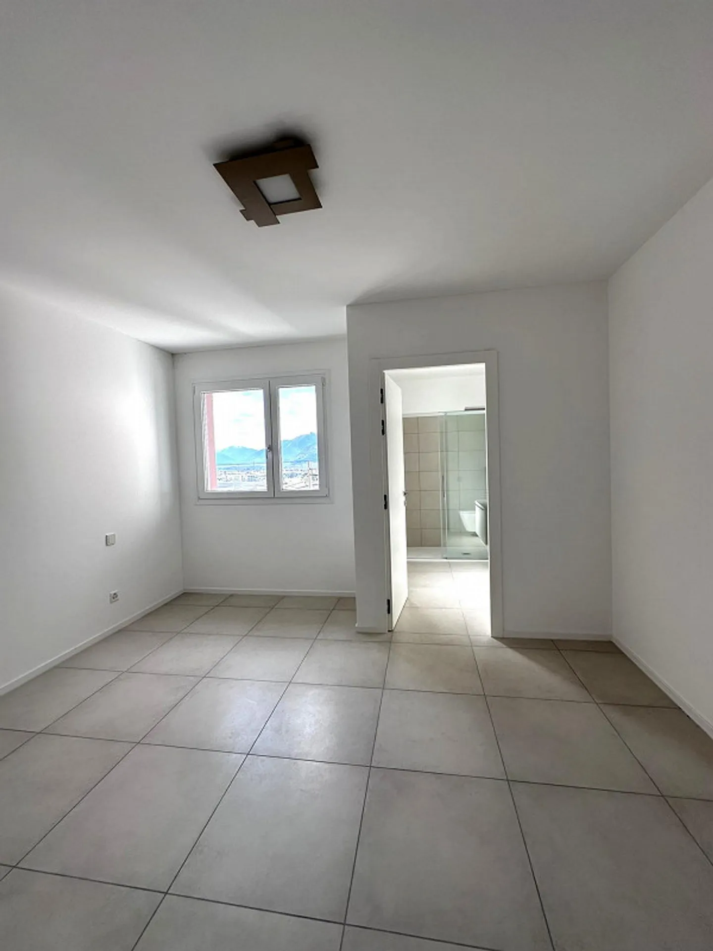 Große 4.5-Zimmer-Wohnung im 2. und letzten Stock in Camorino - Foto 8 von 13