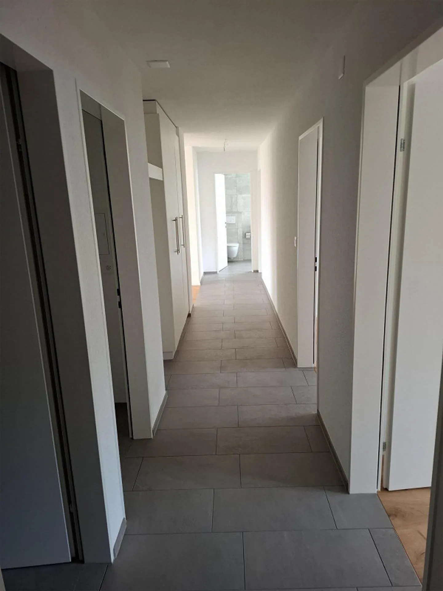 Appartamento luminoso e ristrutturato di 4,5 locali con garage singolo e vista - Foto 2 di 9