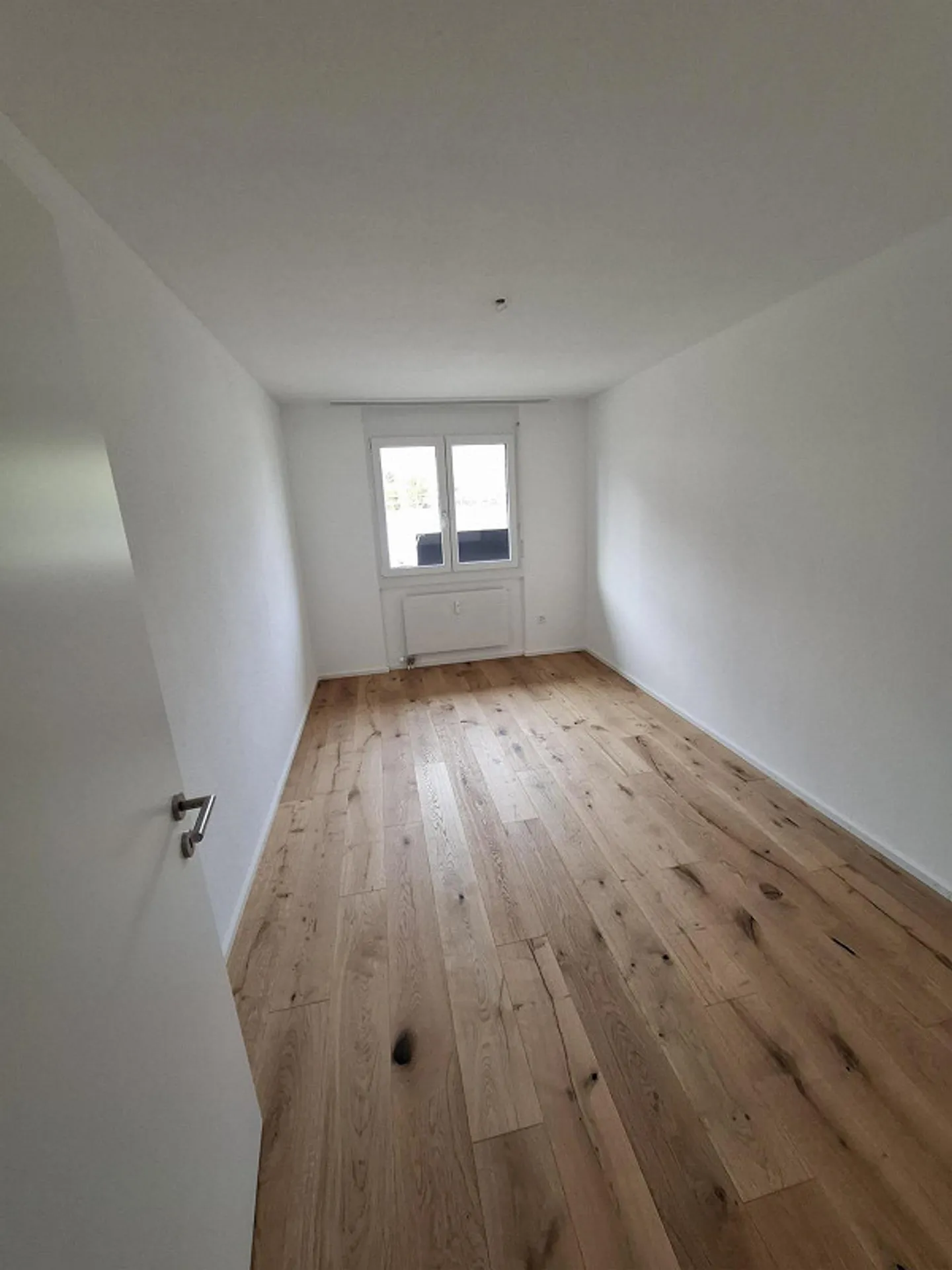 Appartamento luminoso e ristrutturato di 4,5 locali con garage singolo e vista - Foto 7 di 9