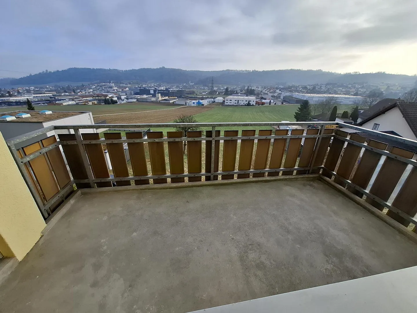 Appartamento luminoso e ristrutturato di 4,5 locali con garage singolo e vista - Foto 5 di 9