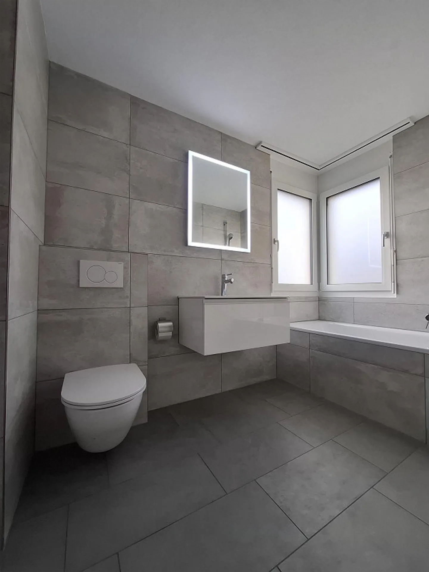 Appartamento luminoso e ristrutturato di 4,5 locali con garage singolo e vista - Foto 8 di 9