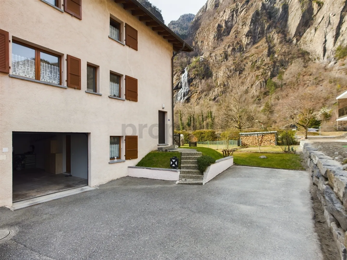 Maison mitoyenne avec grand jardin et vue époustouflante à Vernayaz - Photo 5 sur 11