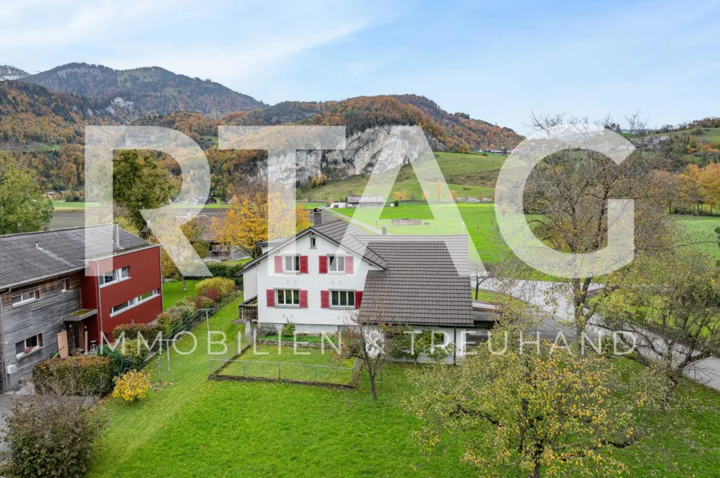 Single-family house - Photo 1 of 11