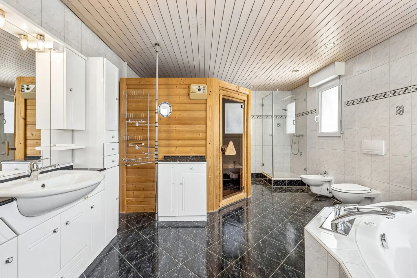 8.5-Room Single-Family House with Conservatory, Pool, and Versatile Space Offer - Photo 9 of 14