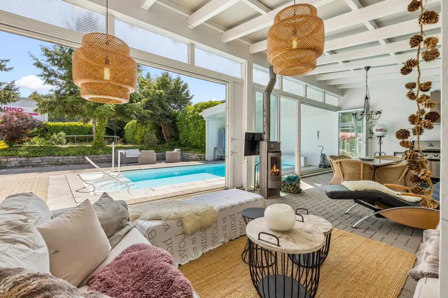 8.5-Room Single-Family House with Conservatory, Pool, and Versatile Space Offer - Photo 10 of 14