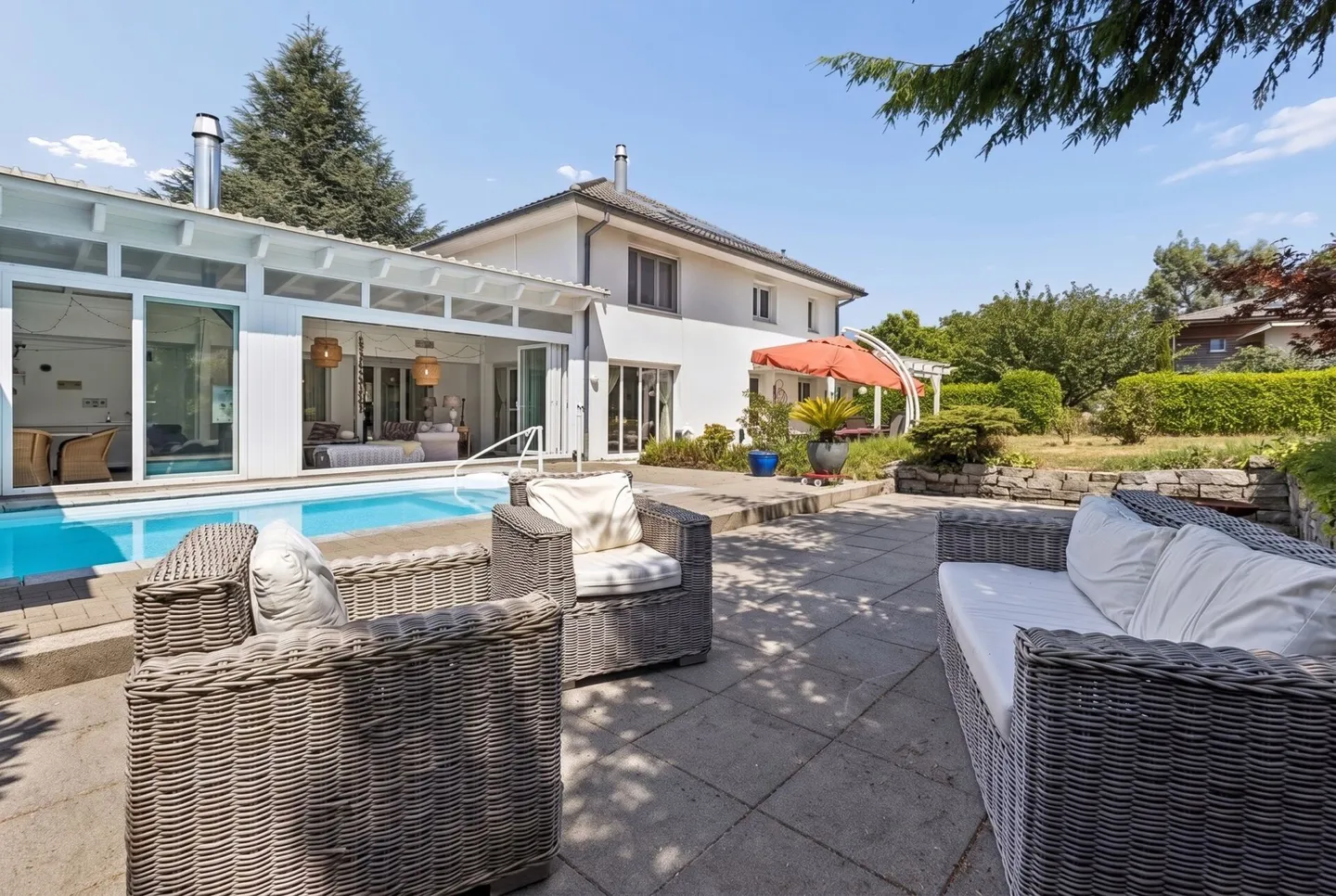 8.5-Room Single-Family House with Conservatory, Pool, and Versatile Space Offer - Photo 11 of 14