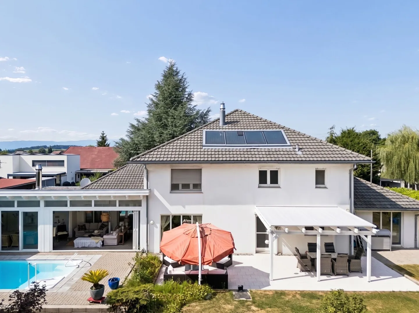 8.5-Room Single-Family House with Conservatory, Pool, and Versatile Space Offer - Photo 13 of 14