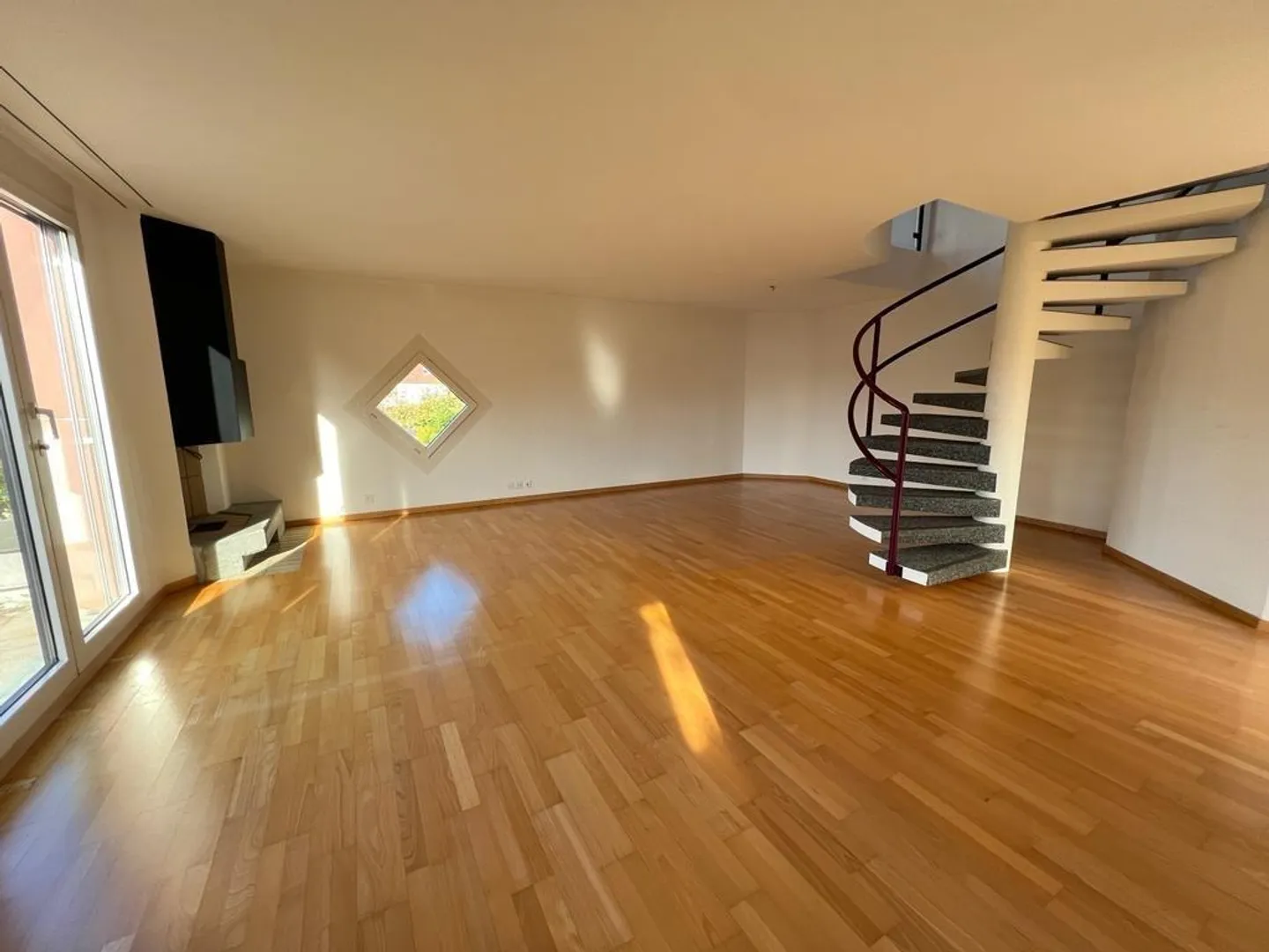 Appartamento duplex di 4,5 stanze in posizione centrale ad Aarau - Foto 3 di 12