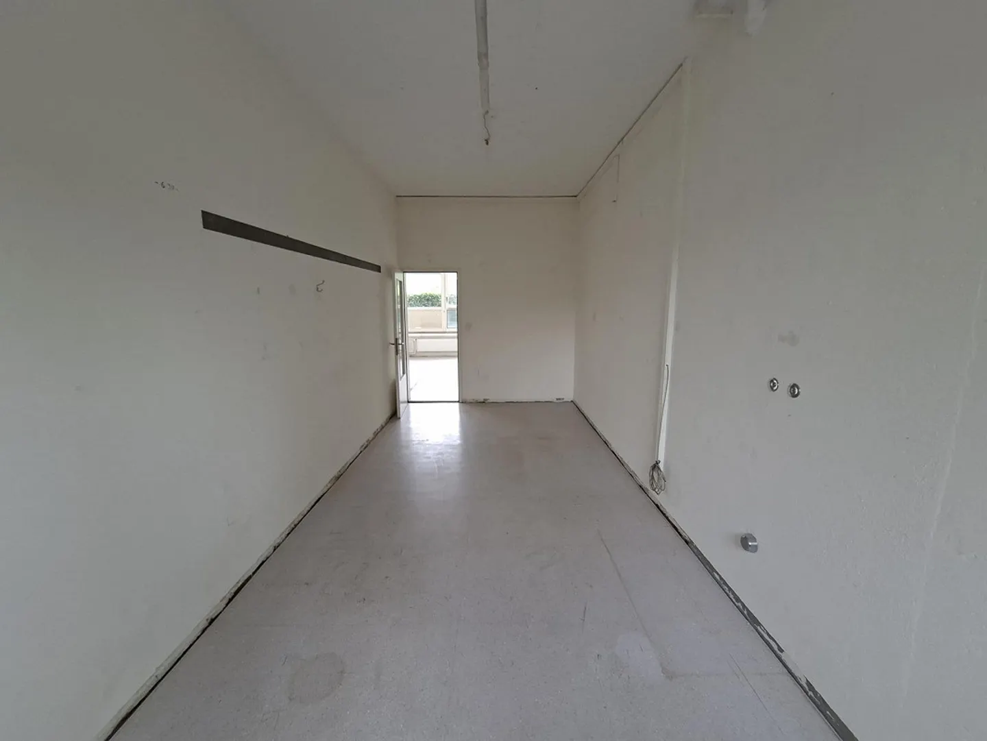 Espace Commercial Intéressant dans un Emplacement Calme - Photo 2 sur 6