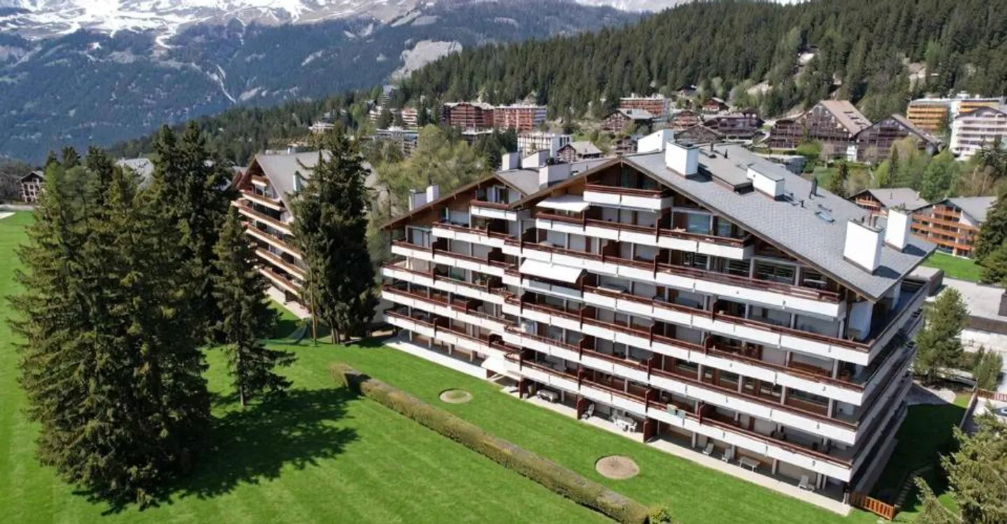 6.5-room penthouse apartment facing the golf course with superb view + studio - Photo 1 of 13