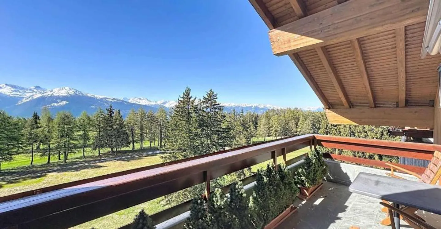 6.5-room penthouse apartment facing the golf course with superb view + studio - Photo 3 of 13