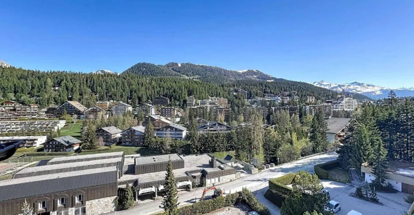 6.5-room penthouse apartment facing the golf course with superb view + studio - Photo 11 of 13