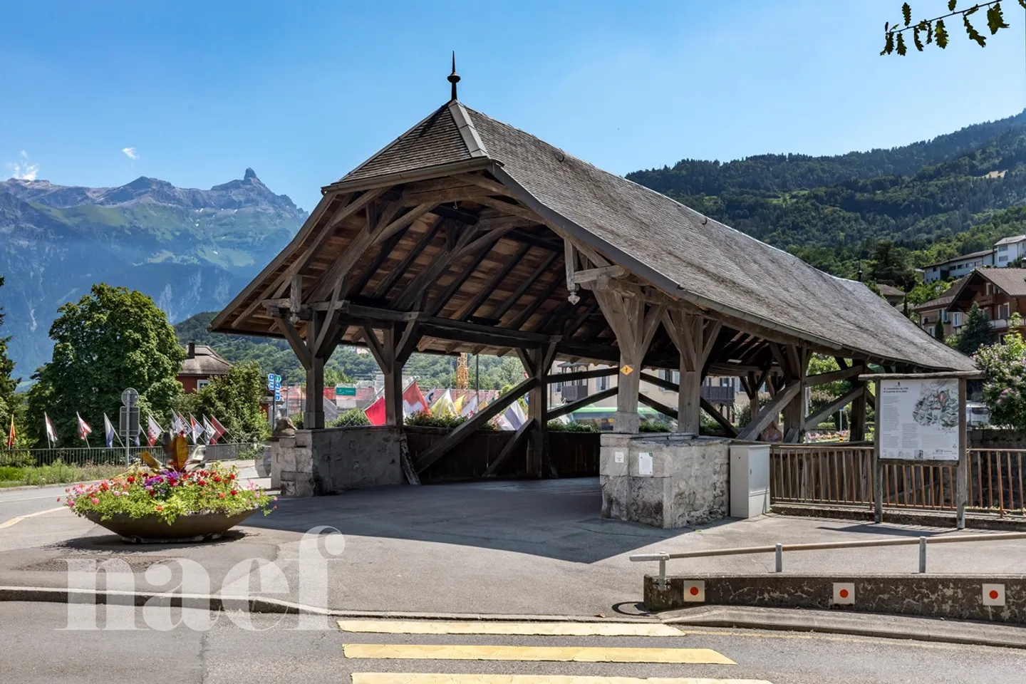 Mixed-use building with arcade and 4 apartments in the city center of Monthey - Photo 7 of 10