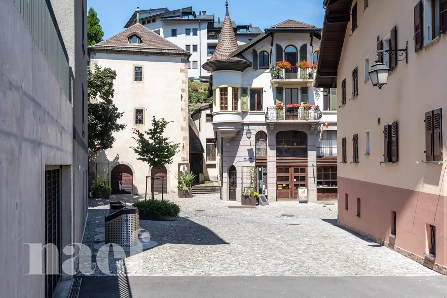 Mixed-use building with arcade and 4 apartments in the city center of Monthey - Photo 9 of 10