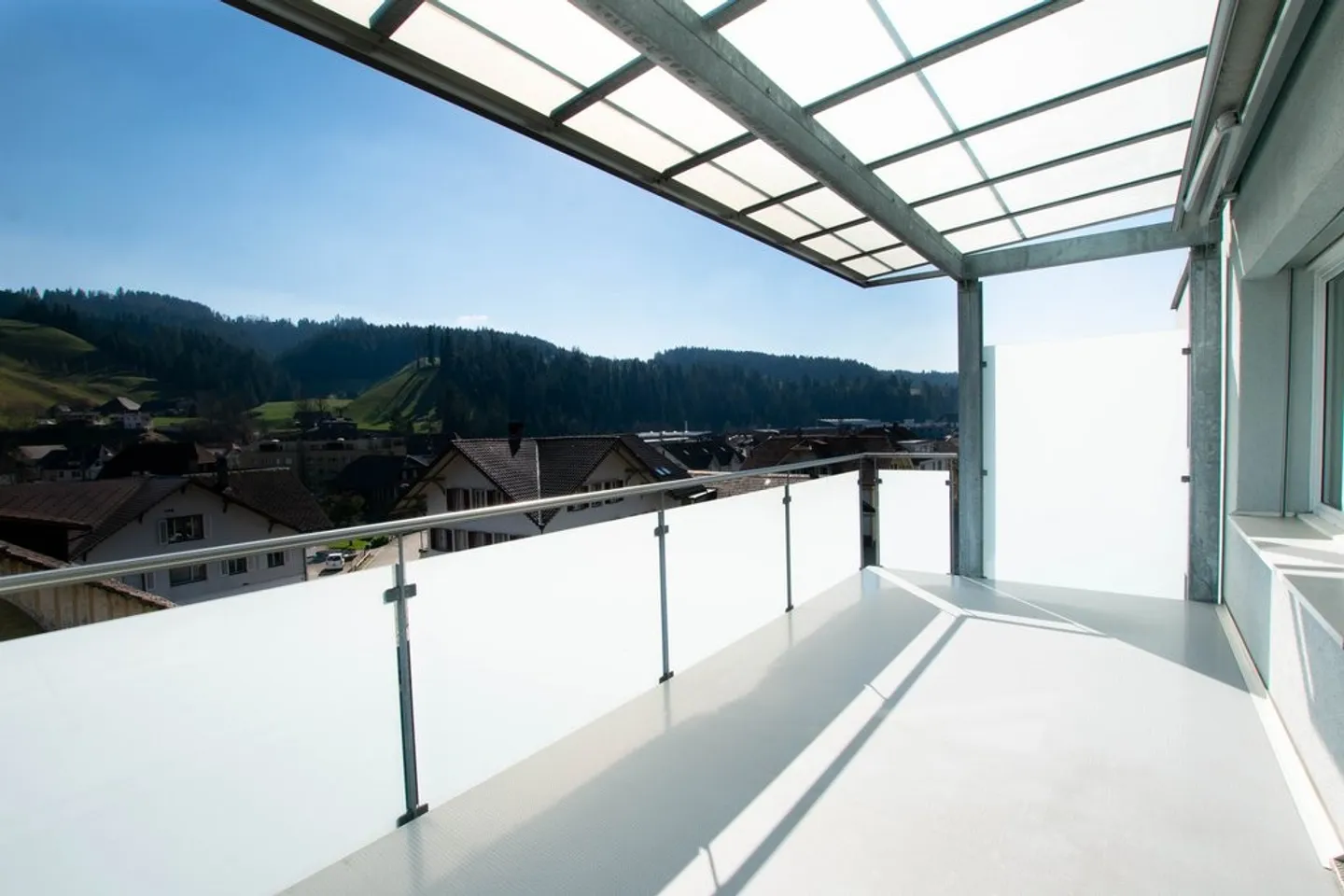Helle Wohnung mit grossem Balkon - Foto 2 von 6