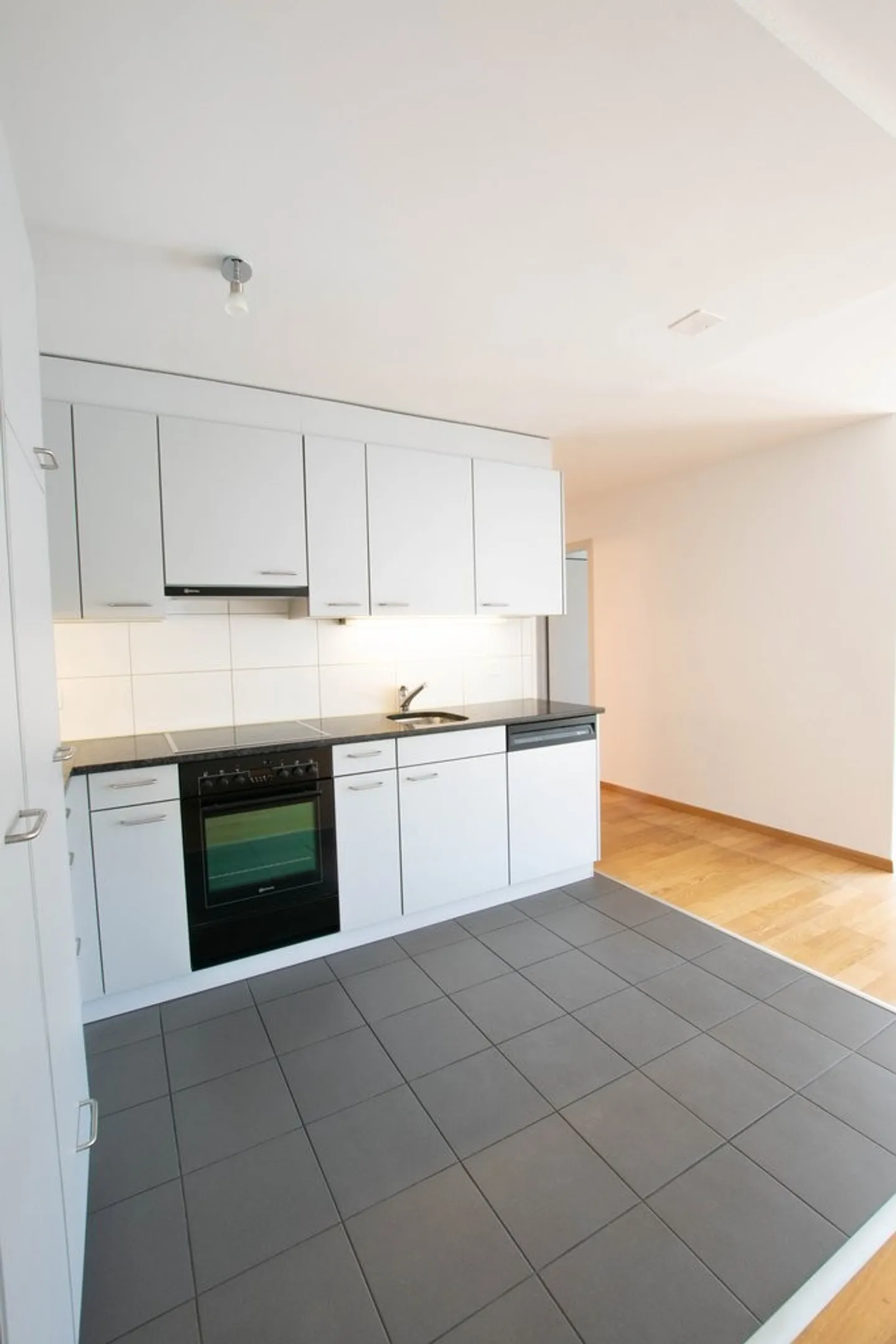 Helle Wohnung mit grossem Balkon - Foto 3 von 6